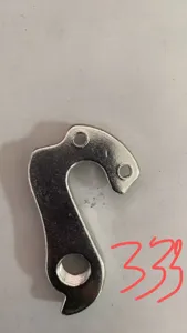 Detaillierte Nahaufnahme des silbernen Metall-Fahrrad-Schaltauges als Ersatzteil.