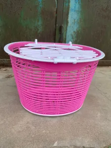 Panier de vélo en plastique rose avec couvercle blanc, design en maille durable pour vélos.