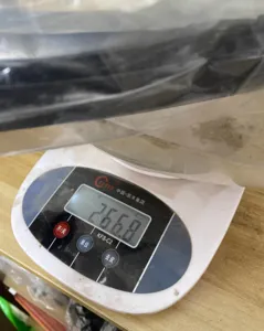 Detailansicht zeigt das geringe Gewicht und die Verpackung des Fahrradschutzblechs.
