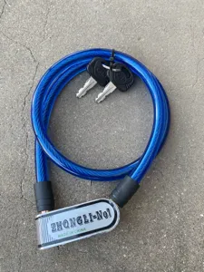 Vista detallada de un candado de cable de acero azul portátil con dos llaves para seguridad.