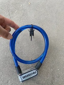 Vista detallada del candado de cable de acero azul portátil para bicicleta con llaves, flexible.