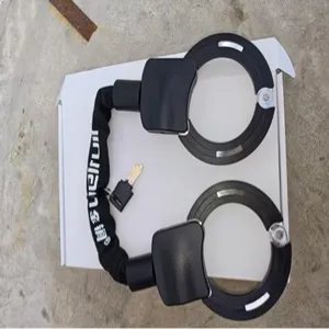 Detalle del candado de cadena resistente con anillos dobles y funda protectora segura.