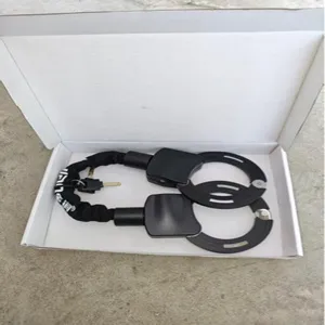 Vista detallada del candado de cadena para moto estilo esposas negro con llaves en caja blanca