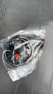 Détail de l'antivol de vélo portable, câble en acier noir avec boucle rouge en sachet.
