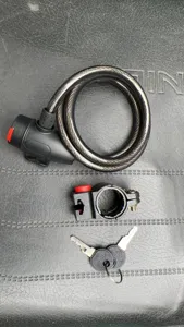 Vue détaillée d'un antivol de vélo portable avec support de fixation et deux clés de sécurité.