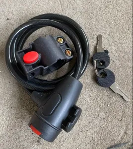 Antivol de câble de vélo portable avec support de montage et clés pour une protection sûre.