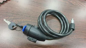 Vue rapprochée de l'antivol câble vélo portable, design en fil d'acier flexible avec clé.