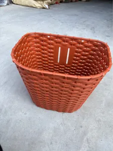 Plastik gewebter Fahrradvorderkorb Detailansicht, verstärktes Design, langlebige orange Farbe.