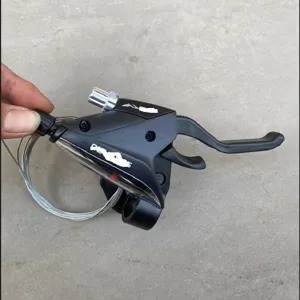 Vista detallada de una palanca de cambio de bicicleta de montaña negra con cable, primer plano.