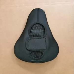 Schwarzer Fahrradsattelbezug Detailansicht mit ergonomischem Mesh und dicker Polsterung.