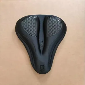 Nahaufnahmen der dicken Fahrrad-Gelsattelbezüge mit atmungsaktivem Wabennetz-Design.