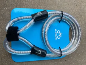 Vue détaillée d'un antivol de vélo robuste avec revêtement PVC transparent et carte support.