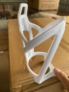 Portabidones de plastico blanco para bicicleta de montana y equipo de ciclismo al aire libre.