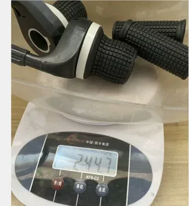 Mountain-Bike-Drehgriff-Schalthebel und Lenkergriff Detailansicht, schwarzer Gummi und Kunststoff.