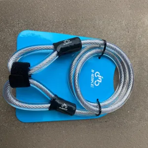 Antivol de vélo à câble en acier avec revêtement PVC transparent pour la sécurité du vélo.