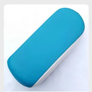 Blau-weißer weicher Kinder-Fahrradsitz Rücksitz Polster, bequemer E-Bike Sattel Detail.