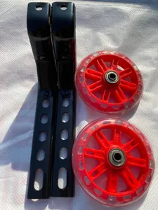Roues d'entraînement de rechange pour vélo enfant avec lumière clignotante et supports.