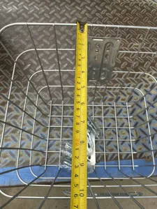 Metall Fahrradkorb Vorderseite Detailansicht mit Massband fuer Groesse und Zubehoer.