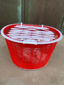 Panier de vélo en plastique rouge avec couvercle à grille blanc vue de détail pratique
