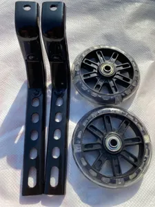 Kit de remplacement de roues d'entraînement de vélo avec supports et roues clignotantes.