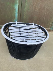 Panier de vélo en plastique avec couvercle blanc, bac de rangement noir durable.