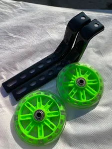 Vue détaillée des pièces de rechange de roulettes de vélo pour enfants avec roues clignotantes.