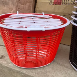 Panier de vélo en plastique rouge et blanc, panier suspendu pliable pour VTT et vélos électriques.