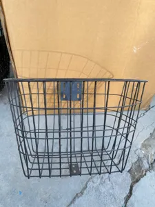 Cestino anteriore per bicicletta in metallo nero dettaglio, struttura in filo robusto per uso.