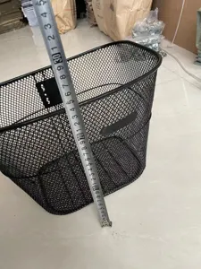 Cestino per bicicletta in filo metallico nero resistente, design a rete per la spesa quotidiana.