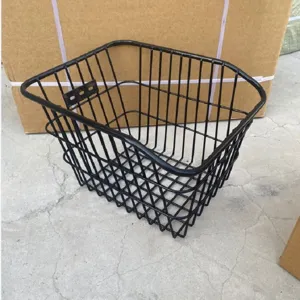 Cestino posteriore per bici in filo metallico nero, vista dettagliata e robusta.