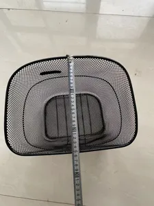 Vista dettagliata del cestino per bici in filo di metallo nero, design a rete robusto e resistente.