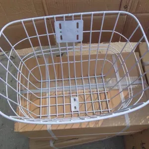 Cestino anteriore per bicicletta in metallo bianco, design a rete resistente, facile montaggio.