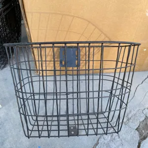Cestino anteriore per bicicletta in filo di metallo nero per trasporto e spesa.