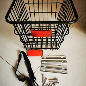 Cestino posteriore per bicicletta in metallo con accessori, ideale per mountain bike.