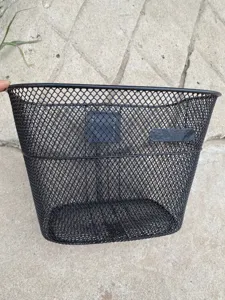 Cestino anteriore per bicicletta in rete metallica nera, robusto e durevole per uso quotidiano.
