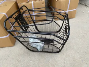 Cesta delantera de metal negro duradero para bicicletas eléctricas con tapa y accesorios de montaje.