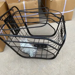 Cesta delantera para bicicleta eléctrica de metal negro con tapa y accesorios.