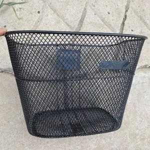 Cestino anteriore per bicicletta in filo metallico nero, robusto cesto a rete per la spesa.