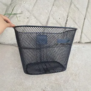 Piccolo cestino anteriore per bicicletta, design in rete metallica nera resistente.