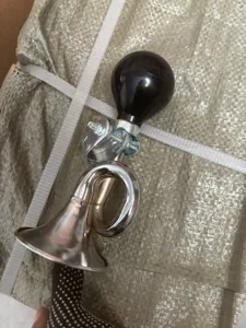Detail de gros plan de klaxon de velo retro avec trompette en metal et poire en caoutchouc noir.