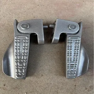 Pedane posteriori pieghevoli di ricambio per moto elettriche, parti di poggiapiedi in metallo.