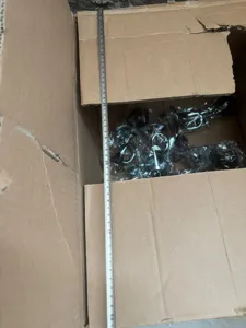 Vue détaillée d'accessoires de klaxon de vélo en vrac emballés dans un carton.
