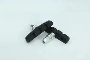 Vue détaillée de plaquettes de frein de vélo en caoutchouc noir durable avec boulons métalliques.
