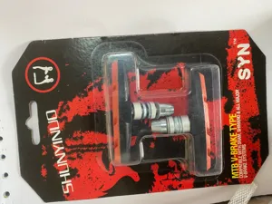 Détail de patins de frein V-brake VTT, patins en caoutchouc noir et rouge avec quincaillerie.
