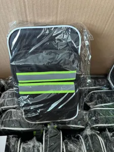Vue détaillée de la sacoche de cadre de vélo noire avec des bandes réfléchissantes.