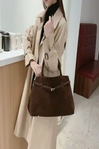 Retro brown suede tote bag for women, large capacity shoulder handbag for daily commuting.