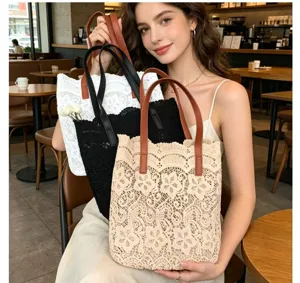 Vue détaillée du sac cabas en dentelle chic dans un café, montrant une grande capacité.