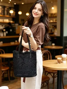 Élégant sac à bandoulière en dentelle noire pour femmes, grand cabas fourre-tout quotidien.