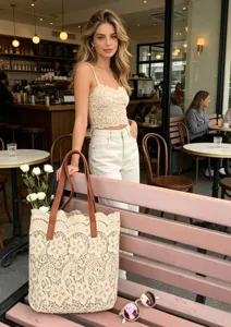 Sac cabas en dentelle beige, grande capacité, sac à épaule élégant pour shopping et voyage.