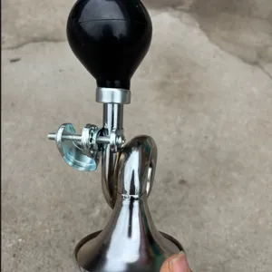 Klaxon de bicyclette retro avec poire en caoutchouc noir et trompette en metal.